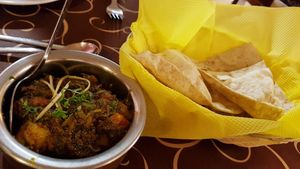 Sehr köstlich gewürzte (generell vegane) Kartoffel-Spinat-Beilage und Roti. at Sabor da India in Funchal