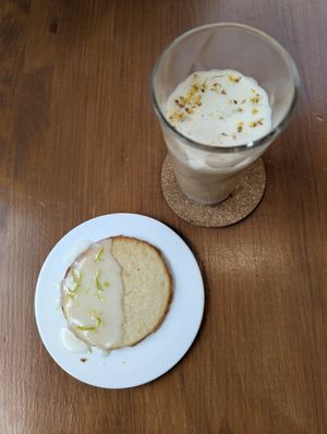 vegan lemon cookie and oolong tea latte at SHAN SHAN in Madrid