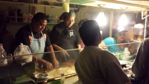 Food/chat at Por Siempre Vegana - Food Stall in Mexico City