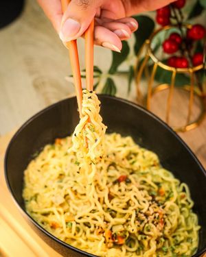 Creamy Pot Aromatic Noodles with vegetables, creamy curry sauce, and coconut milk at Shlen - Chamberi in Madrid