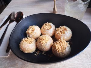 The bombas de sabor at Shlen - Chamberi in Madrid