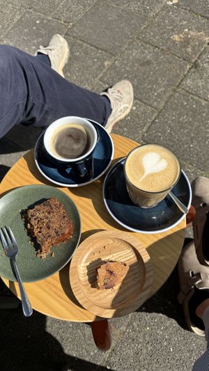 Koffie met havermelk  at Gebrand en Bakker in Groningen