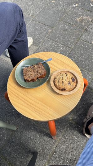 Bananenbrood en tahini chocolate chip cookie  at Gebrand en Bakker in Groningen