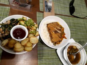 Очень приятный и вежливый персонал. Еду принесли быстро. Цены приемлемые. Блюда очень вкусные и сы at Green Cafe & Shop in Lviv