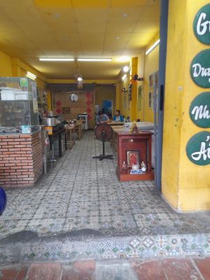 Looking in at Ưu Đàm Hoa in Ho Chi Minh City