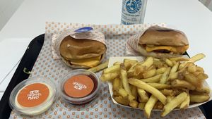 Cheesburger Menü mit Trüffel Majo und Ketchup   at BETR Burger  in Hamburg