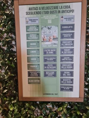 Vegan flavours clearly labelled in green at Gelateria La Romana in Monza