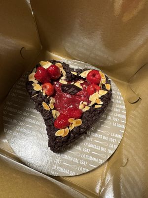 Torta vegana con crumble di crostata al cioccolato, gelato alla mandorla e topping ai lamponi  at Gelateria La Romana in Monza