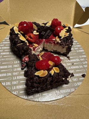 Torta vegana con crumble di crostata al cioccolato, gelato alla mandorla e topping ai lamponi  at Gelateria La Romana in Monza