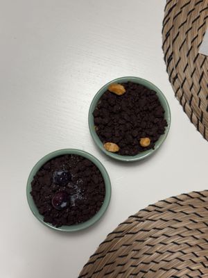 Gelato ricoperto di crumble in coppette di ceramica. Disponibili 3 gusti. Buonissimi!!!  at Gelateria La Romana in Monza