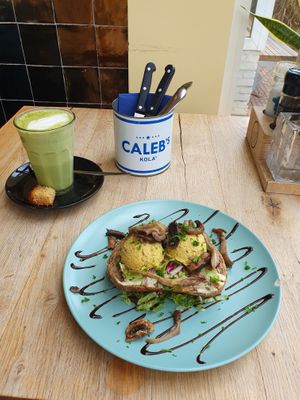 Broodje pompoenhummus with matcha latte soy at Tati in Nijmegen