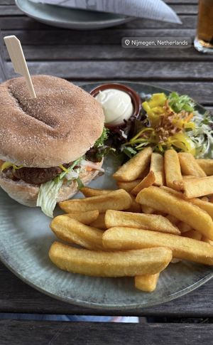 sriracha burger  at Tati in Nijmegen