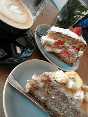 vegan cakes: bananatoffeepopcorn and strawberry at Tati in Nijmegen