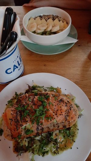 Broodje vegan sashimi met avocado en conutbowl at Tati in Nijmegen
