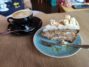 Banoffee cake met popcorn + haver cappuccino at Tati in Nijmegen