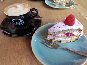 Witte choco frambozen cake + haver cappuccino at Tati in Nijmegen