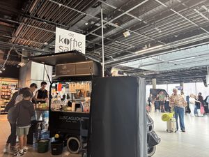 Super lekkere koffie met heel veel soorten plantaardige melk   at AMS - De Koffiesalon - Schipol Plaza in Schiphol