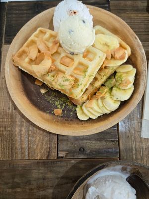 Waffle with ice cream which is exclusive to the Osaka location at Coconut Glen's Kitahama -ココナッツグレン 北浜店 - ハワイ発ココナッツアイス in Osaka