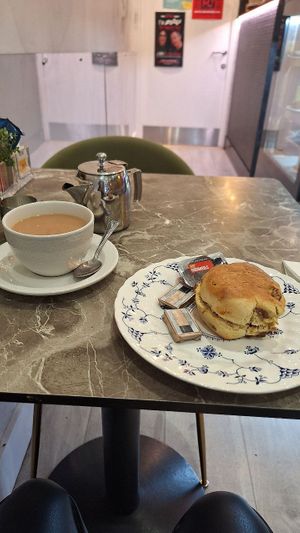 Always in the mood for a cuppa + a scone 👌🏻 at La Roche in London