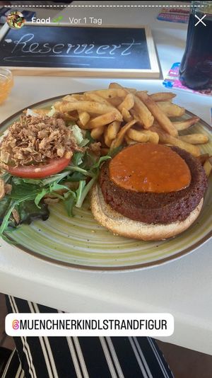 Veganer Burger; war okay aber die Tapas schmecken noch viel besser😄 at Münchner Kindl Strandfigur in Mallorca