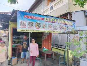 Friendly owners at Prasadam Vegetarian in Singaraja