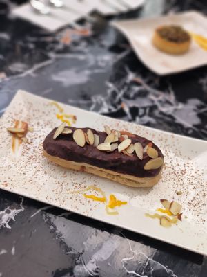 Eclair relleno de arequipe at Le Végétalien in Bogota
