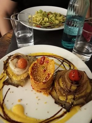 Plato del día: alcachofas confitadas con timbal de quinoa. at Cafe Atelier in Salamanca