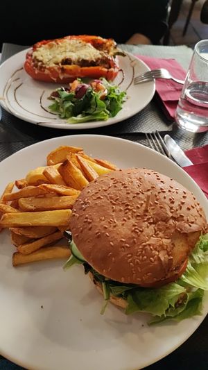 Platos del día: hamburguesa de espinacas y pimiento morrón asado relleno de verduras y soja. at Cafe Atelier in Salamanca