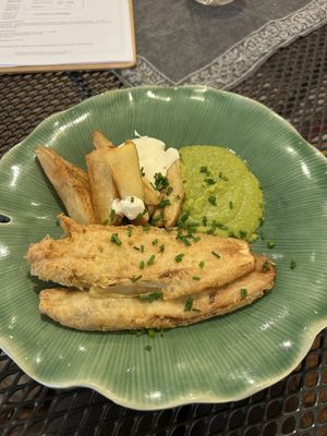 Donnerstag: 02.04.26
„Fish&Chips" - gebackener Chicorée mit Erbsenpüree, Wedges und Mayonnaise, vegan ... € 12,90  at Hinterhofküche in Linz