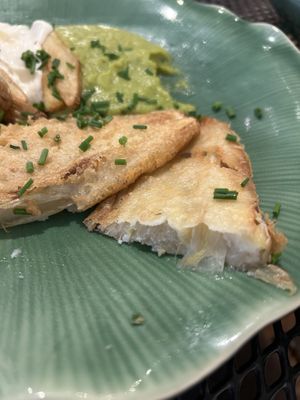 Donnerstag: 02.04.26
„Fish&Chips" - gebackener Chicorée mit Erbsenpüree, Wedges und Mayonnaise, vegan ... € 12,90  at Hinterhofküche in Linz