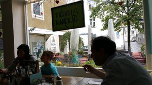 view from inside to the outside seating at Zarah's Gschmackeria in Kempten