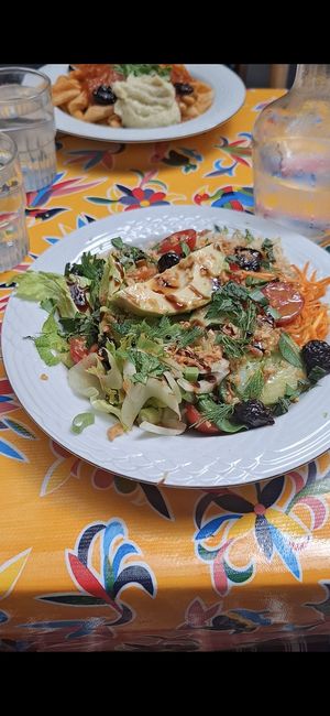 Bowl composé at Cantine Reine Cargo  in Bordeaux