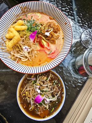 Top: peanut ramen, bottom: seitan "beef" with veggies 🤤🍜 at House of Seitan - Piwna in Gdansk