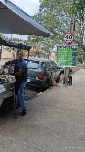 Fábio, dono produtor simpático (gostou da listagem e mandou um abraço pra vocês). at Caldo de Cana e Côco Gelado in Londrina