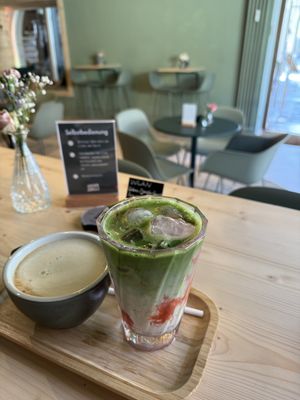 Cappuccino und Strawberry Matcha  at Urban Jungle Lodge in Uberlingen
