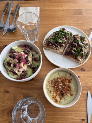 Tartines, salade et velouté aux courgettes.   at  Bien Dans Ma Tasse in Pau