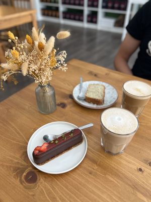 Finger fraise, cake citron/pavot, chaï latté et dirty chaï.   at  Bien Dans Ma Tasse in Pau