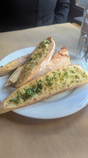 Vegan garlic bread at The Beehive in Montpellier