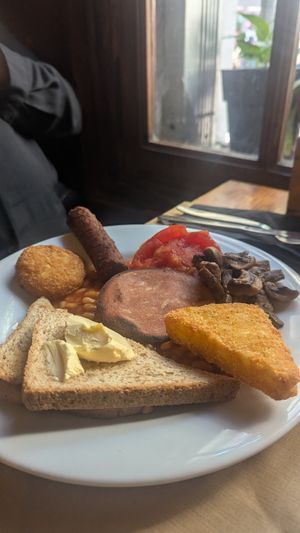 Vegan English breakfast at The Beehive in Montpellier