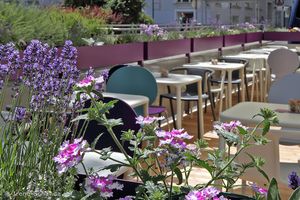outdoor seating facing the park "hamerling" at Deli Bluem in Vienna
