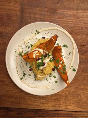 roasted hokkaido squash on chickpea puree with tahini dressing, pomegranate kernels and cilantro!

pure heavenly bliss! at Deli Bluem in Vienna