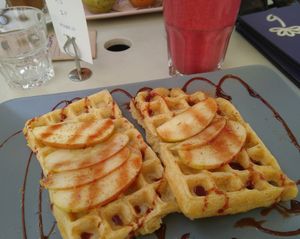 Waffles and smoothie at Deli Bluem in Vienna