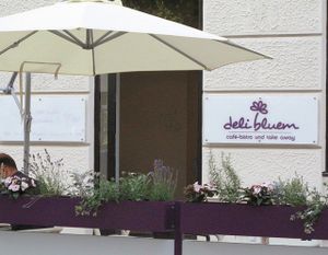 entrance and outdoor seating at Deli Bluem in Vienna