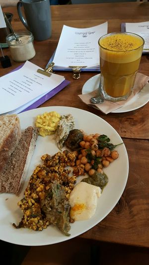 Sonnenmilch und Brunch at Deli Bluem in Vienna