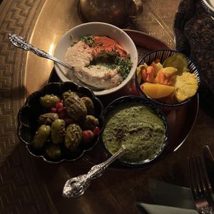 vegan dips (hummus and green tahini, the muhammara dip has honey) and veggies  at Leila in San Diego