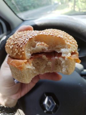 Le bagel au salmon pour le voyage at Land & Monkeys in Aix-en-provence