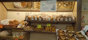 Biscotti anche da regalo, dolci freschi at Alla Vecchia Maniera in Turin