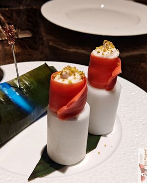 TROPICAL
smoked salmon, plantain marinated in coconut milk, coconut chips, seared plantain leaf at Linfa da Visionnaire - Piazza Cavour in Milan