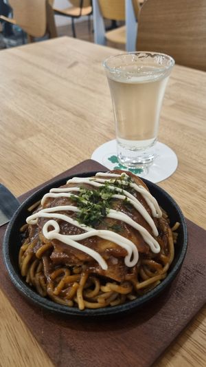 Okonomiyaki and Local Sake at JoGeSaYu in Hiroshima