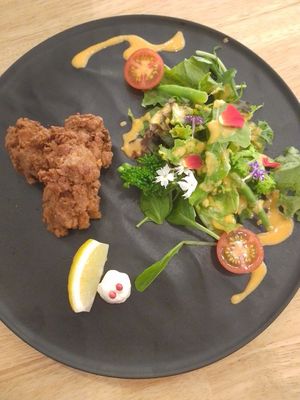 Karaage with side salad at JoGeSaYu in Hiroshima